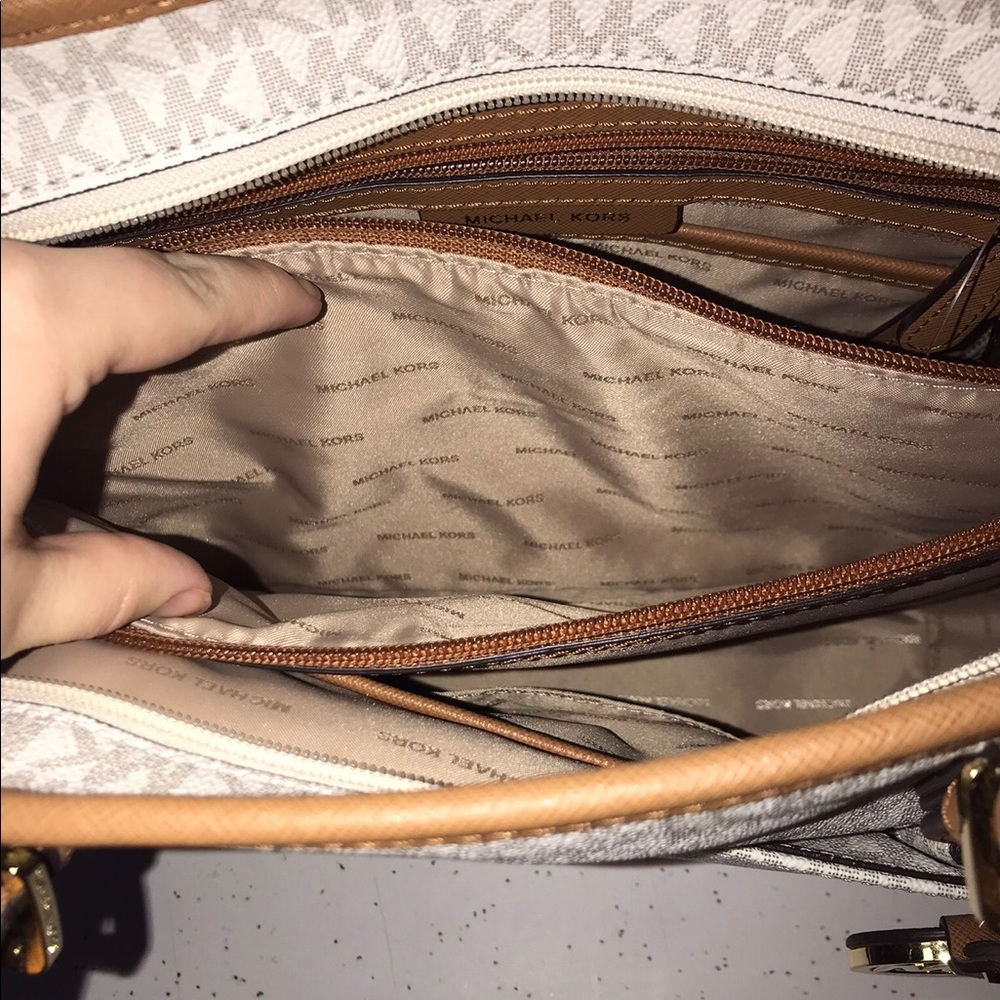 Michael Kors Hand Bag - Picture 4 of 7